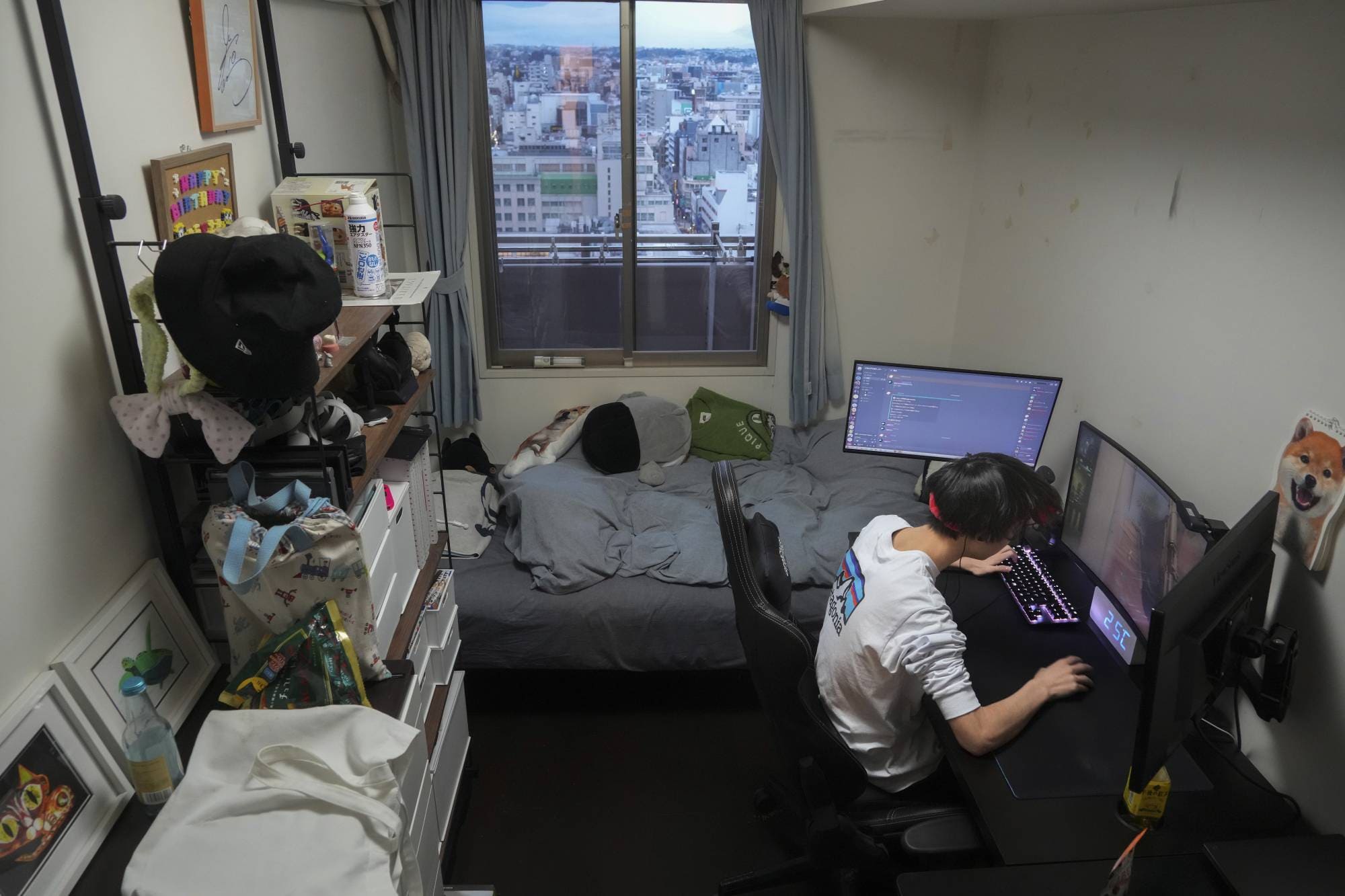 Wataru en su habitación
